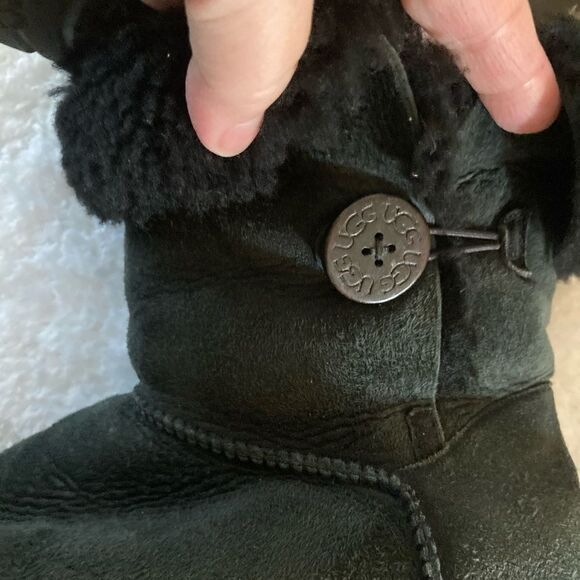 UGG women’s Bailey buckle boots - Picture 2 of 7